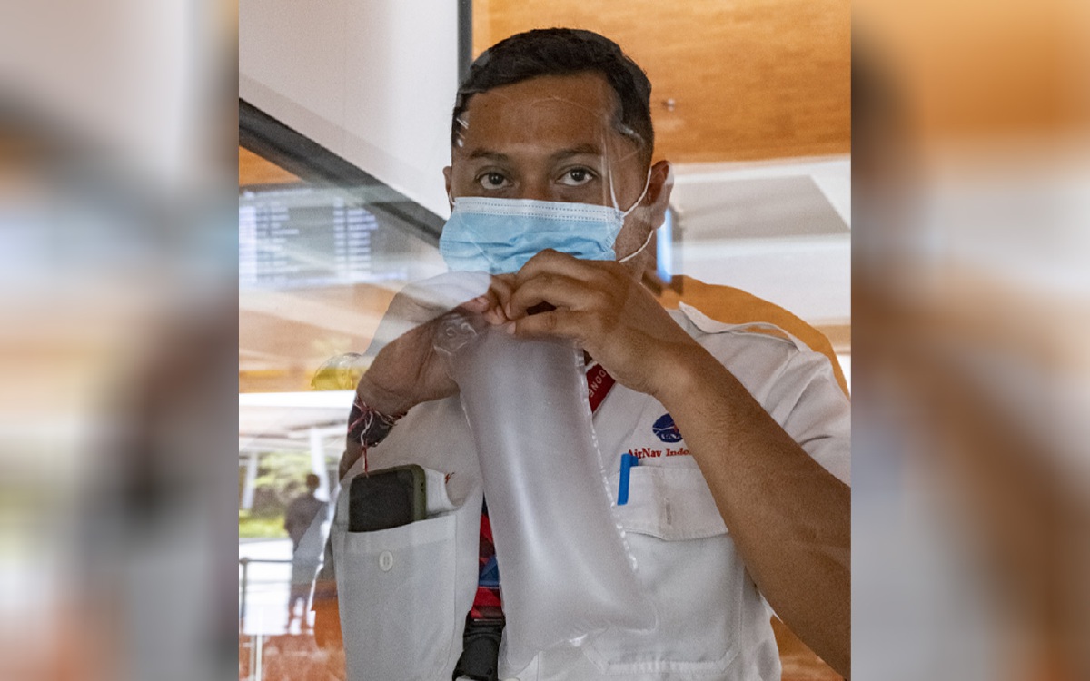 RAKYAT Indonesia menggunakan GeNose C19 untuk mengesan virus Covid-19 melalui hembusan nafas. FOTO EPA
