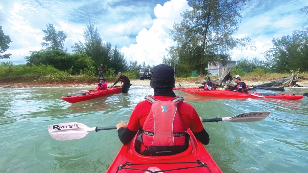 MEMULAKAN aktiviti kayak di Pantai Tanjung Rhu.