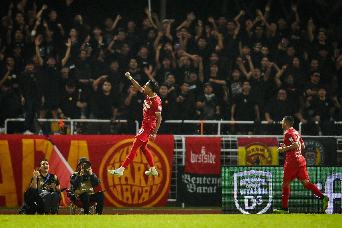MUHAMMAD Mukhairi Ajmal (tengah) melompat meraikan jaringan gol pertama pasukan Selangor FC. FOTO Bernama