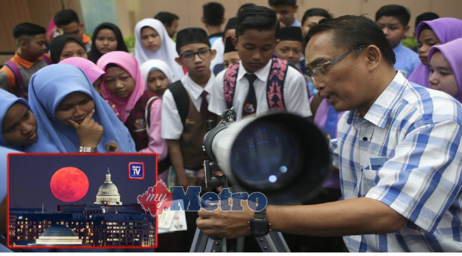 DR Baharudin (kanan) menerangkan fungsi teleskop kepada pelajar pada Program Cakap-Cakap Sains di Auditorium Pusat Sains Kreativiti Terengganu, Kuala Terengganu, hari ini. FOTO Ghazali Kori