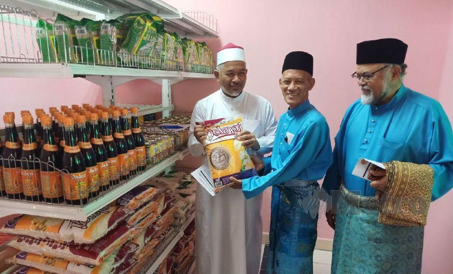 MUFTI Melaka Datuk Abd Halim Tawil (kiri) meninjau gerobok rezeki Masjid As-Salihin. FOTO Nazri Abu Bakar