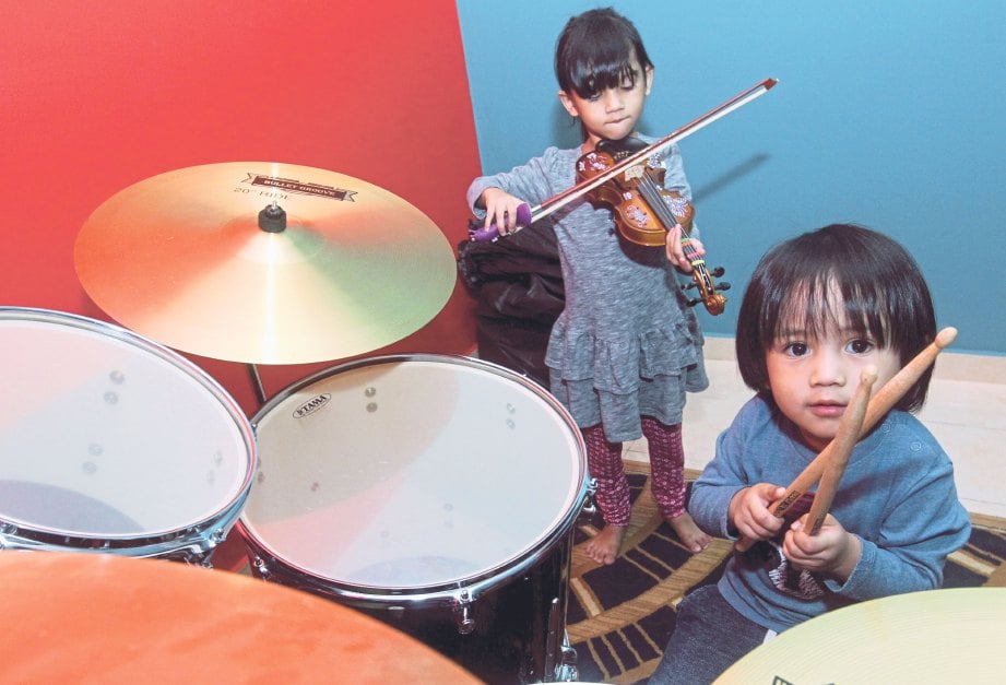 SOFIA Imani dan adiknya Rayyan Iman, 3, meluangkan masa bermain di Vee Music Centre.