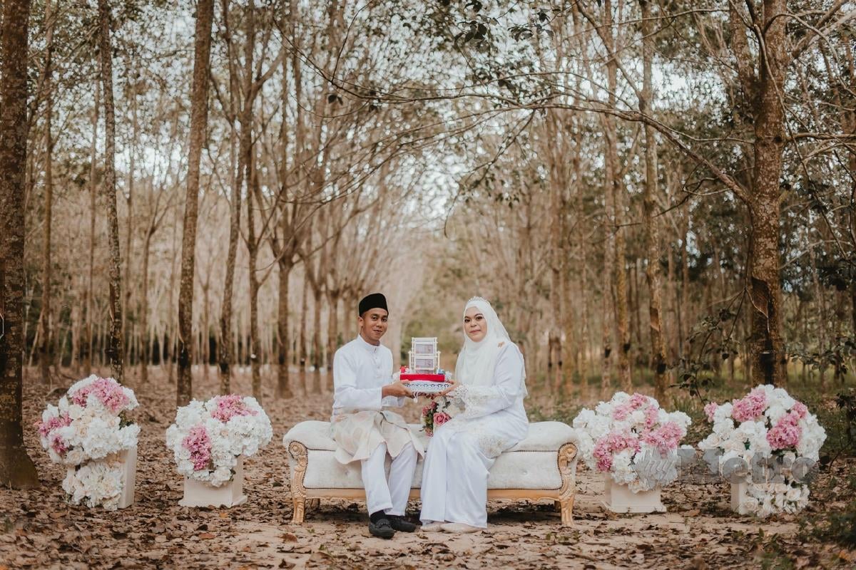 Zainatulaishah dan Mohammad Farhanif bergambar di kebun getah milik ibunya di Bukit Gambir, Tangka. FOTO AHMAD FARDAUS YAHAYA 