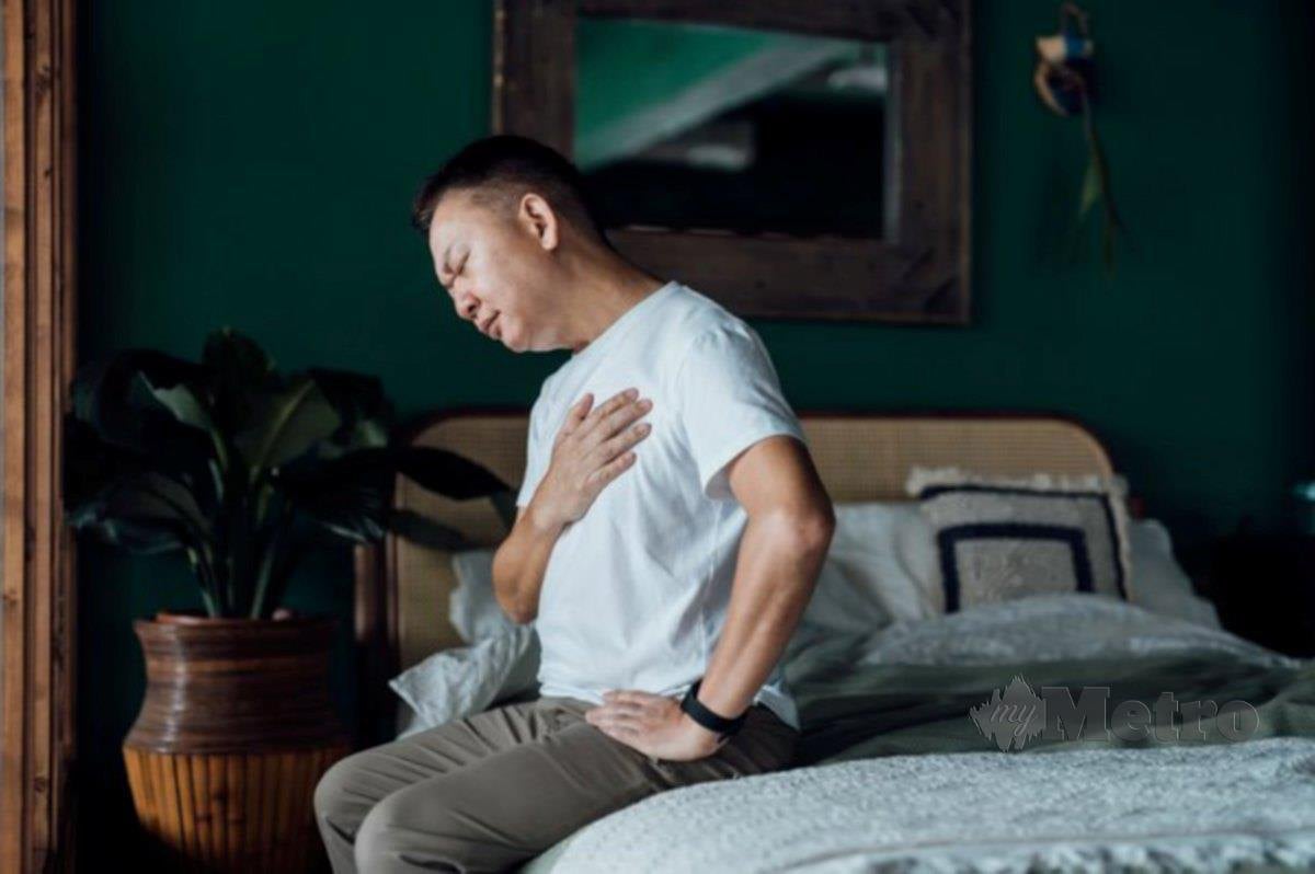 KESAKITAN dada ketika bangun tidur adalah gejala biasa penyakit kardiovaskular. 