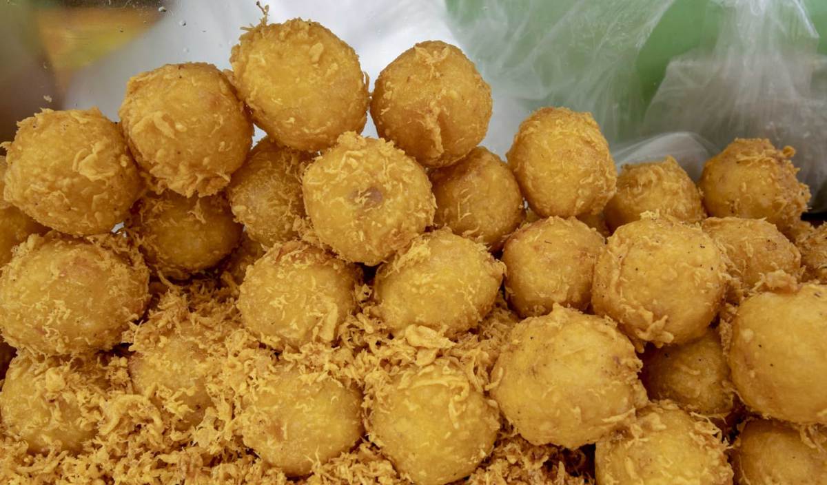 UBI getuk merupakan antara makanan tradisi di Kelantan yang sentiasa menjadi buruan oleh penggemarnya terutama pada musim tengkujuh. FOTO BERNAMA