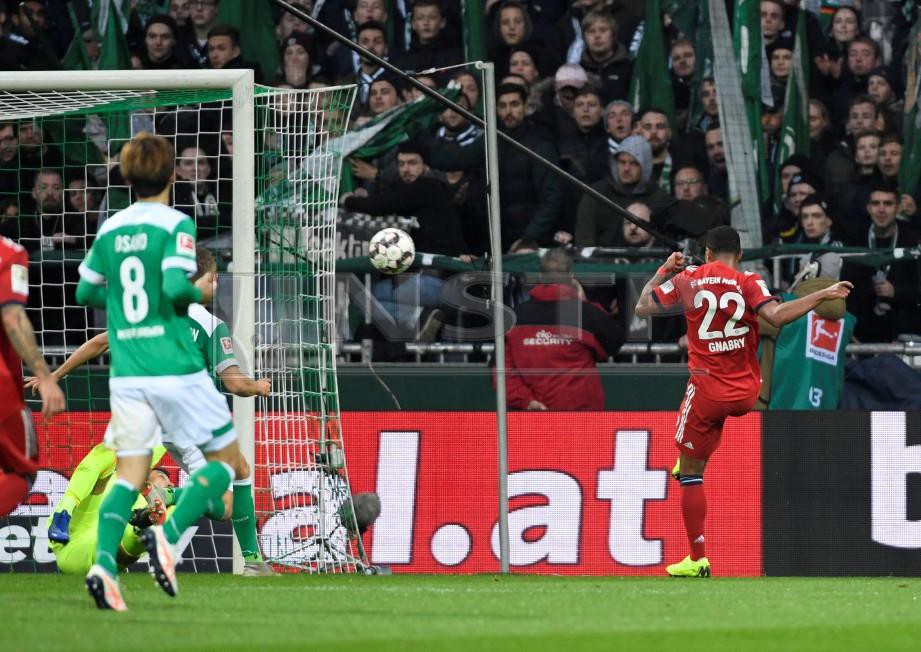 GNABRY (kanan) jaring gol pertama Bayern. -Foto Reuters
