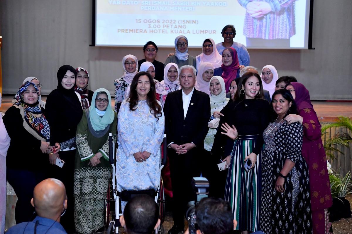 Ismail Sabri bergambar bersama pengamal media dari Bernama ketika Majlis Minum Petang Bersama Pengamal Media Wanita Malaysia hari ini. FOTO BERNAMA