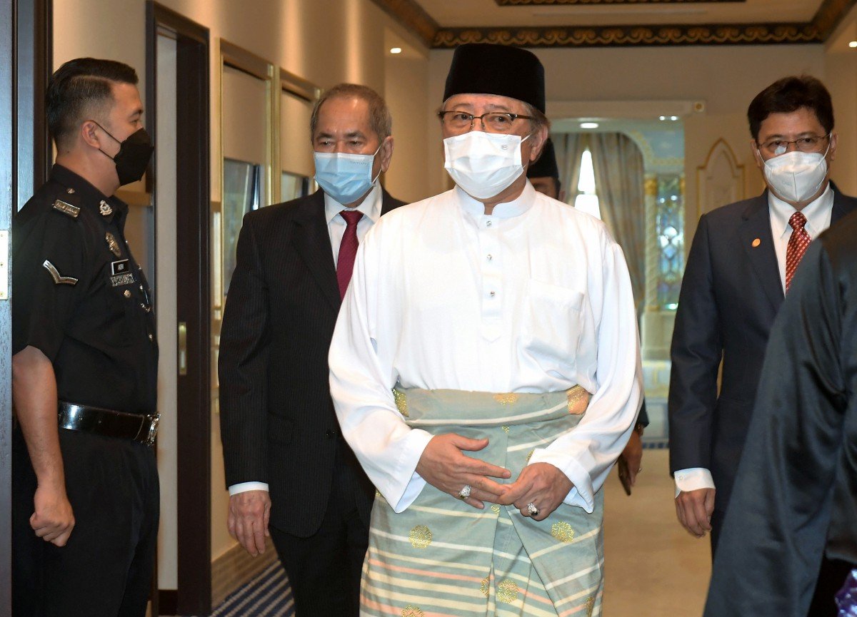 Abang Johari bersama Wan Junaidi (dua dari kiri) memasuki bilik Mesyuarat Pejabat Ketua Menteri bagi membincangkan Perjanjian Malaysia 1963 (MA63) di Wisma Bapa Malaysia hari ini. FOTO BERNAMA