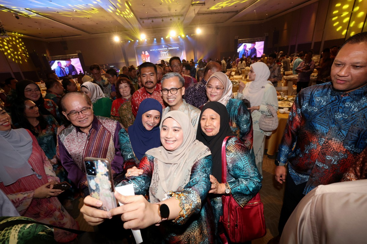 Fahmi Fadzil beramah mesra dengan petugas media pada Majlis Makan Malam Persidangan Media Sarawak (SMEC) 2024 sempena Hari Wartawan Nasional (HAWANA) 2024. FOTO BERNAMA