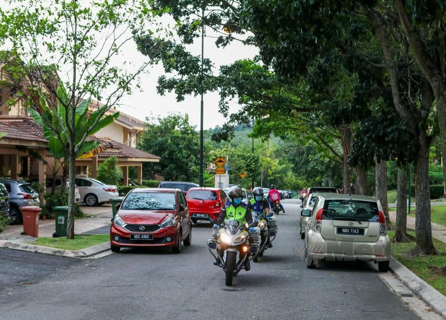 ANGGOTA Unit Ronda Bermotosikal (URB) melakukan pantauan di kawasan perumahan Presint 11, Putrajaya. FOTO LUQMAN HAKIM ZUBIR