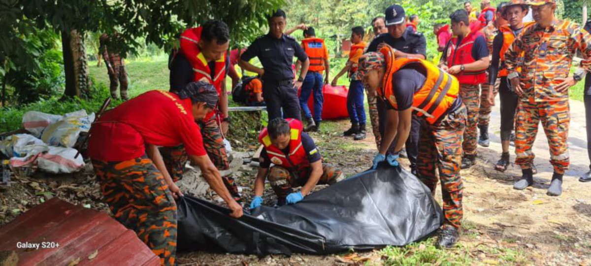 Kanak-kanak yang hilang ketika mandi di sungai ditemui lemas oleh sepasukan anggota bomba kira-kira jam 12.35 tengahari, hari  ini. FOTO IHSAN JBPM