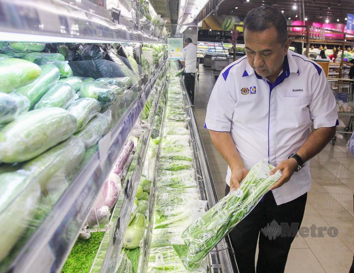 Shamsul Nizam memeriksa harga barang keperluan termasuk bekalan barangan kawalan pada Ops Kesan 2.0 di Pasaraya C-Mart, Perlis. FOTO WAN NABIL NASIR