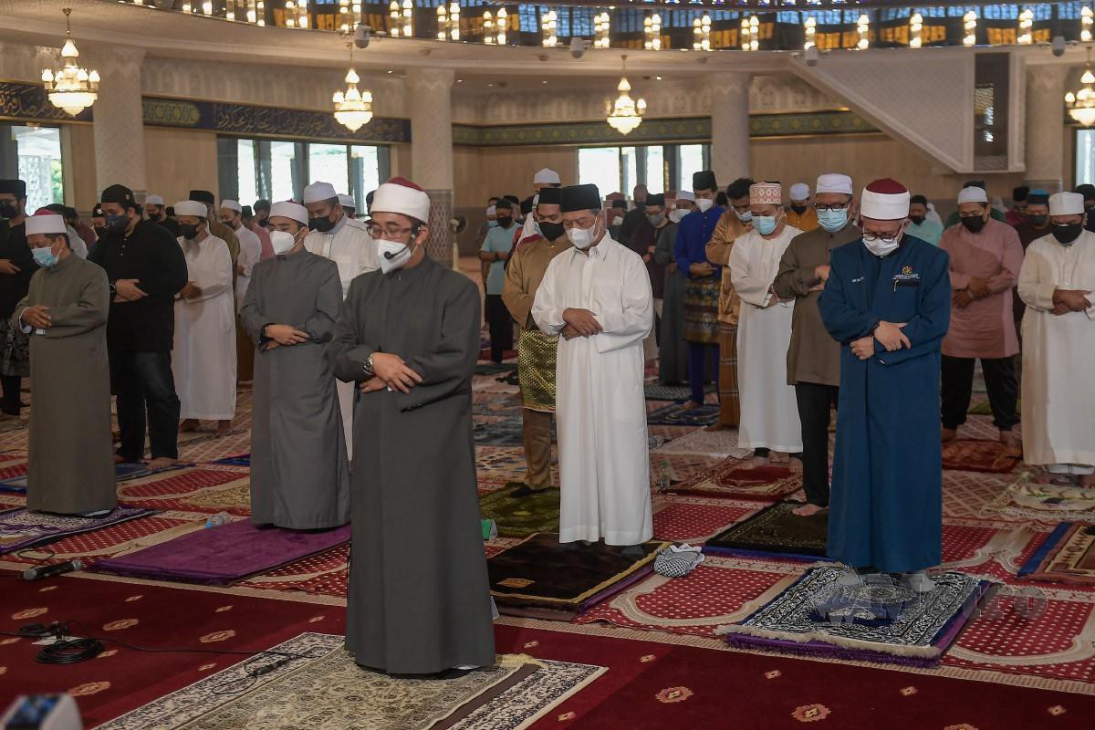 Muhyiddin bersama Dr Zulkifli menunaikan solat sunat Aidiladha diimamkan Imam Besar Masjid Negara Ehsan Mohd Hosni di Masjid Negara hari ini. FOTO BERNAMA