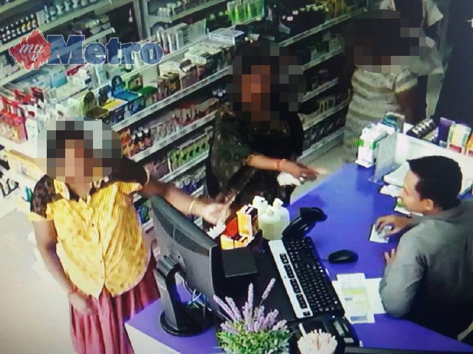 Tiga wanita yang dipercayai berpakat mencuri pek makanan tambahan di sebuah farmasi berjaya dirakam CCTV. FOTO Rosli Ilham