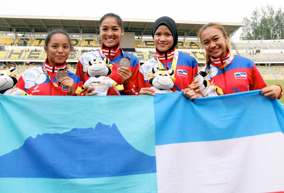 (dari kiri) CHELSEA, Karmentina, Ikma Syaffiera Duris dan Nur Aishah Rofina Aling menunjukkan pingat perak yang dimenangi dalam acara 4x100m wanita. -Foto BERNAMA