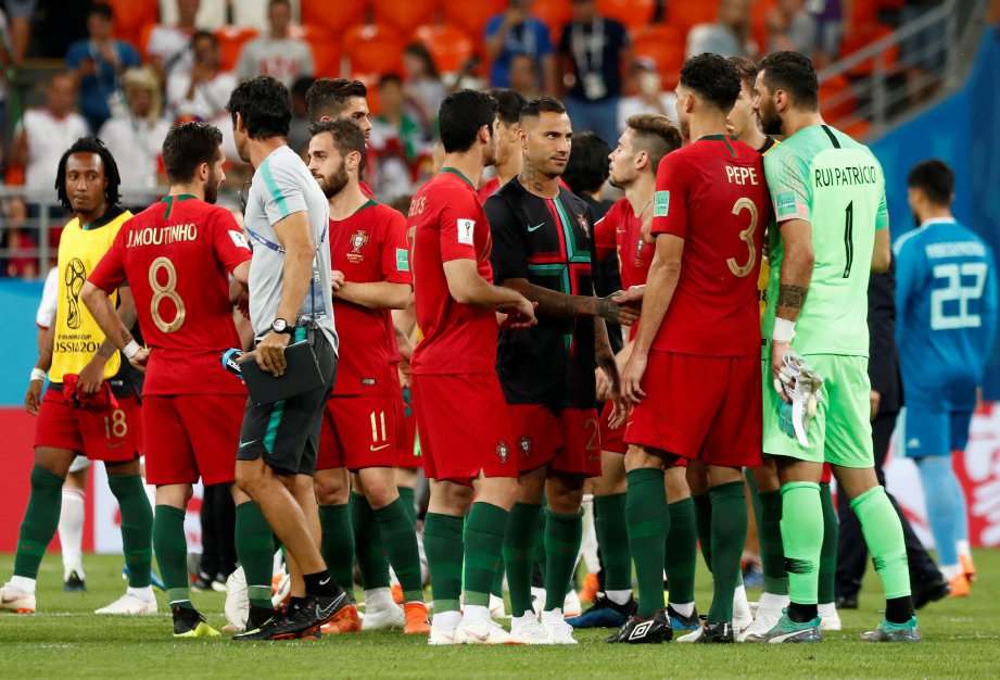 PEMAIN Portugal bersalam selepas tamat perlawanan menentang Iran. -Foto Reuters