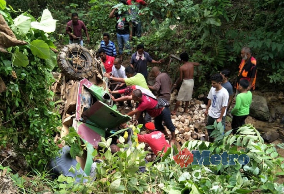 ORANG ramai memeriksa kenderaan mangsa yang terbabas ke dalam curam sedalam 27 meter dalam kemalangan di Kampung Pecah Batu, Ulu Sungai Peh, Bongor dekat Gerik, hari ini. FOTO ihsan polis.