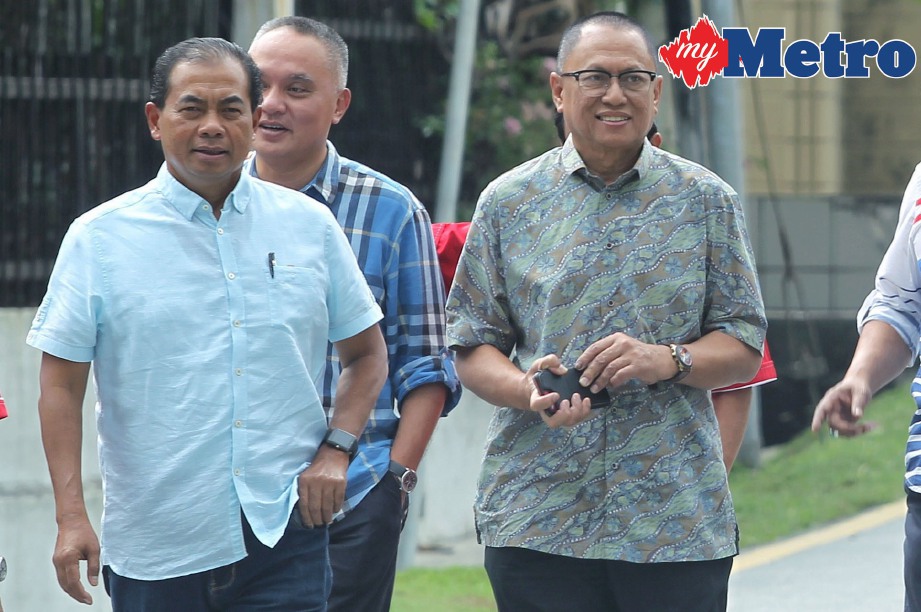 AZIZ (kiri) ingatkan UMNO supaya usah terbuai dengan zaman lalu UMNO.FOTO/FAIL 