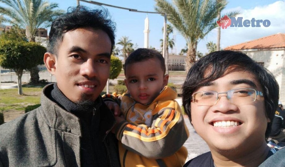 GAMBAR kenangan Ghafur (kiri) bersama sukarelawan lain  ketika menjalankan program  di Mesir. FOTO NSTP
