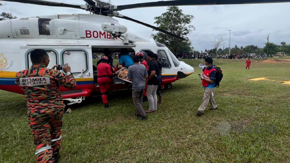WANITA Orang Asli hamil 16 minggu diselamatkan menggunakan helikopter milik Jabatan Bomba dan Penyelamat Malaysia (JBPM) hari ini. FOTO Ihsan Bomba.