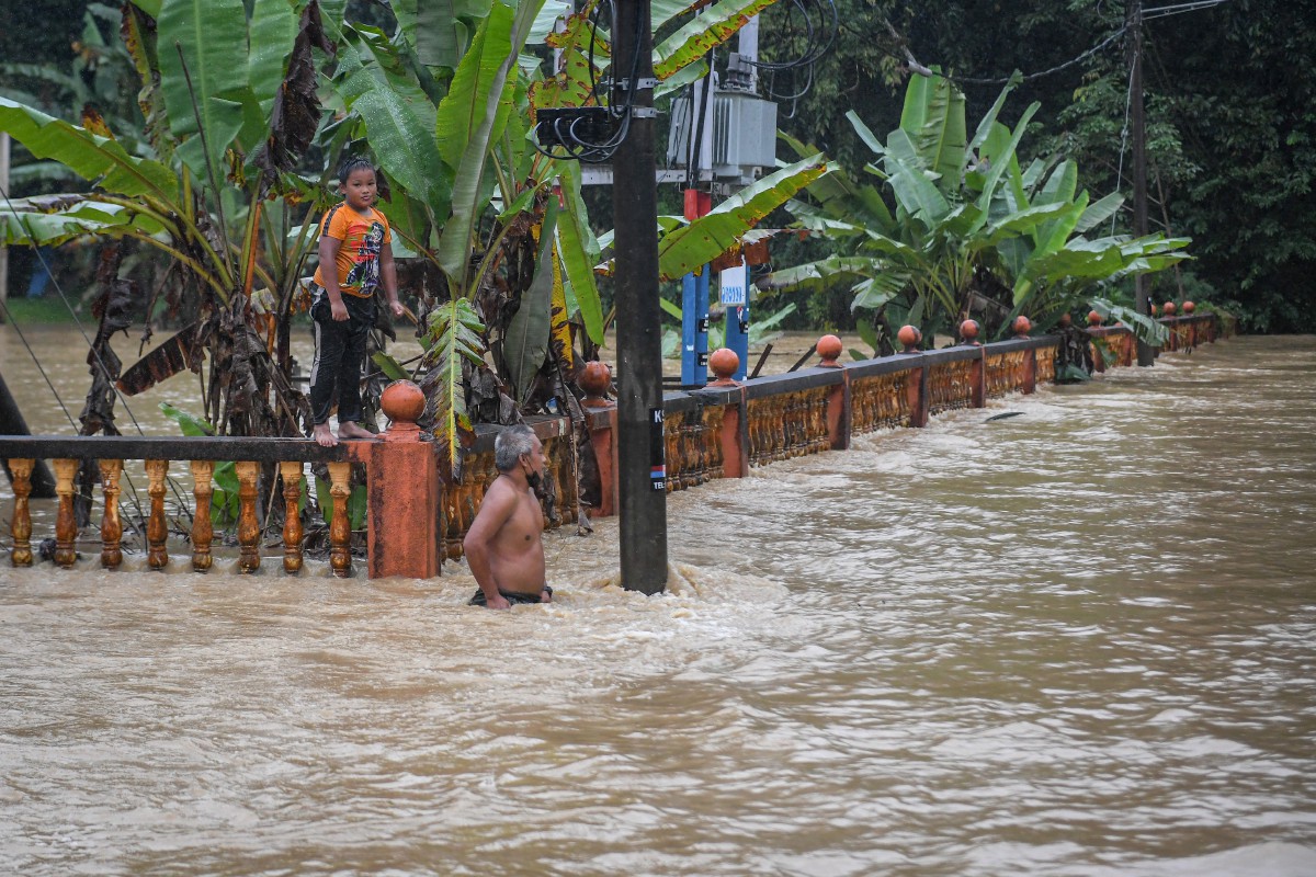 KEADAAN banjir di Kampung Shukor, Dungun. FOTO BERNAMA 