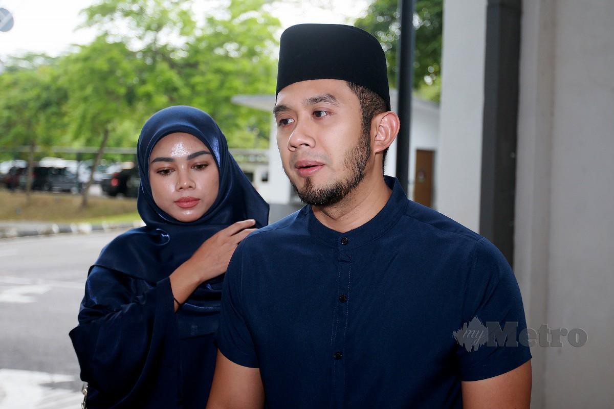 Fizi Ali (kanan) bersama isteri Siti Zulaiikha ketika hadir di Mahkamah Tinggi Syariah Shah Alam bagi perbicaraan kes Hadanah. FOTO FAIZ ANUAR