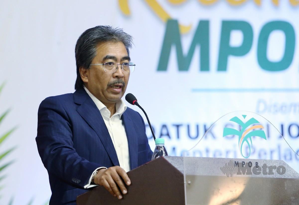 Johari menyampaikan ucapan perasmian di Majlis Anugerah Kecemerlangan Lembaga Minyak Sawit Malaysia (MPOB) Tahun 2023 yang diadakan di Ibu Pejabat MPOB. FOTO EIZAIRI SHAMSUDIN