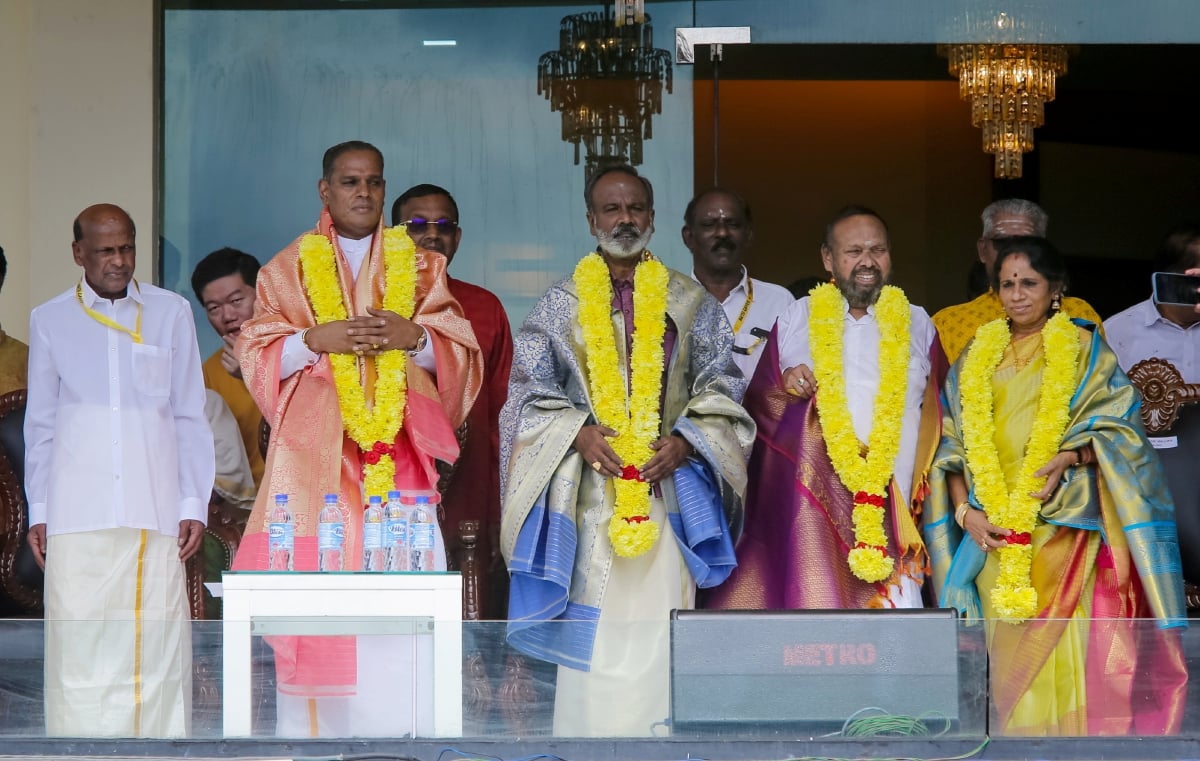 V Sivakumar (tengah) bersama Datuk Seri M. Saravanan (dua kiri) ketika menghadiri sambutan Hari Thaipusam di Batu Caves. Turut hadir, Pengerusi Kuil Sri Mahamariamman Dhevasthanam, Tan Sri R. Nadarajah. FOTO ASYRAF HAMZAH
