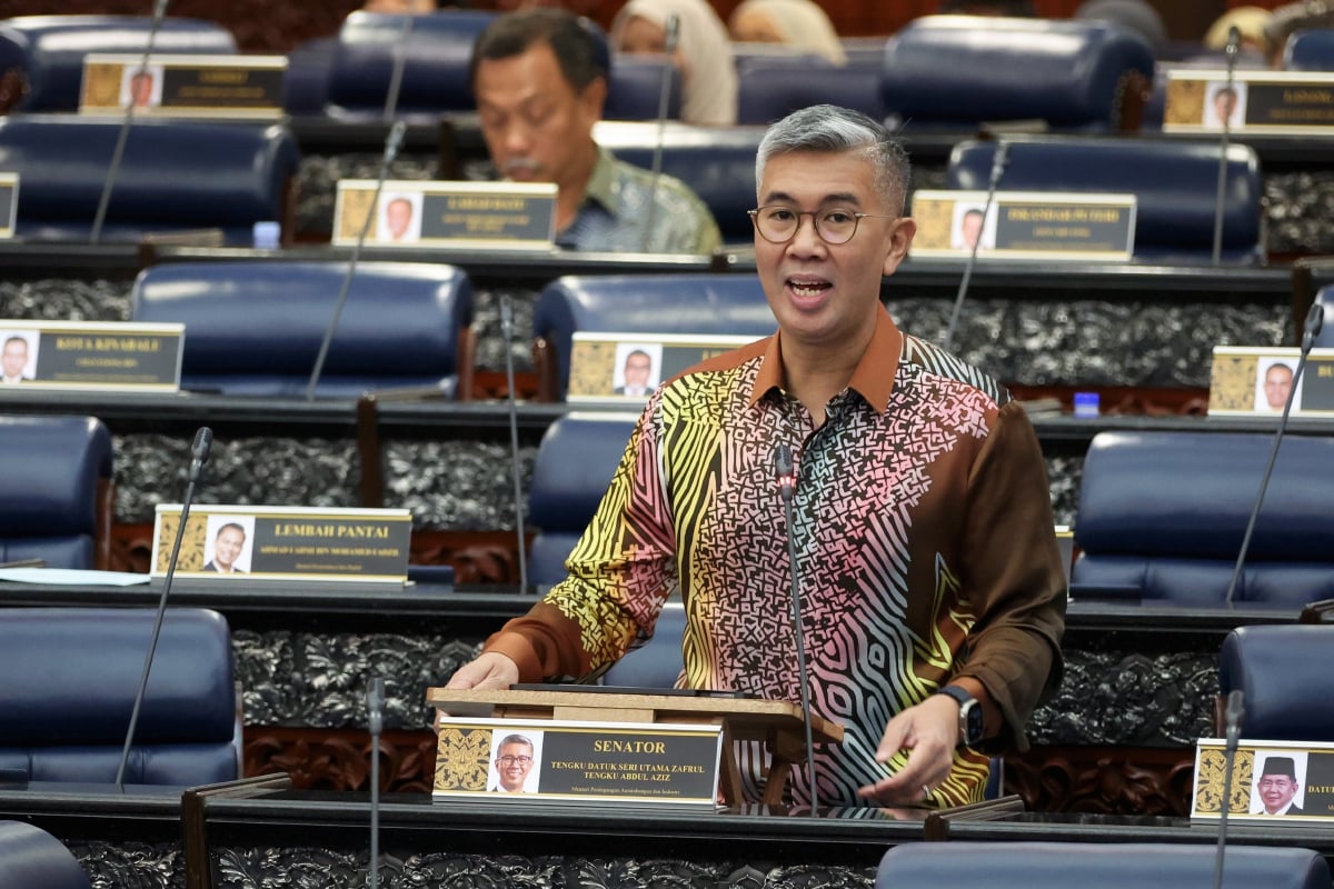 Tengku Datuk Seri Zafrul Tengku Abdul Aziz ketika sesi soal jawab lisan pada Mesyuarat Pertama Penggal Kedua Parlimen ke-15 di Bangunan Parlimen hari ini. FOTO BERNAMA
