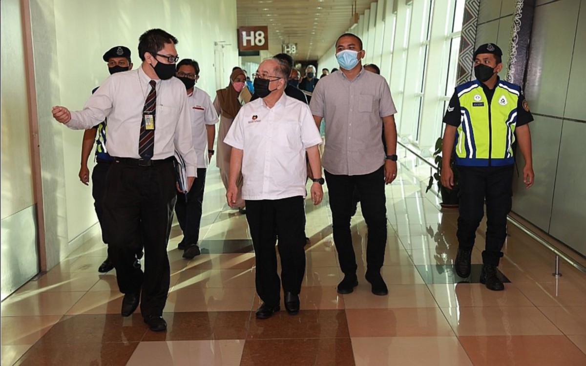 Douglas (dua dari kiri) mengadakan lawatan di Lapangan Terbang Antarabangsa Kuching (LTAK) bagi meninjau persediaan penerimaan pelawat antarabangsa. FOTO IHSAN UKAS
