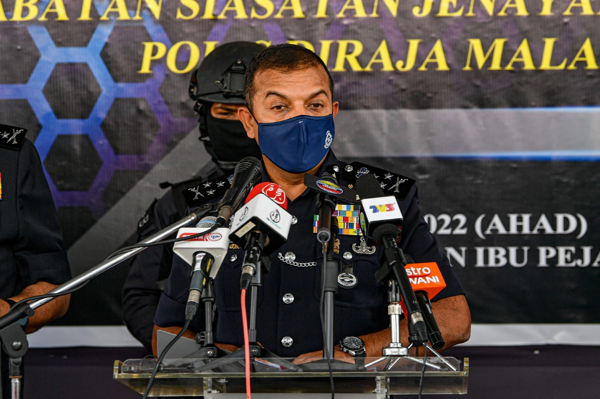 Ayob Khan ketika sidang media berkenaan rampasan dadah bernilai RM111.2 juta di Ibu Pejabat Kontinjen Perak hari ini. FOTO BERNAMA