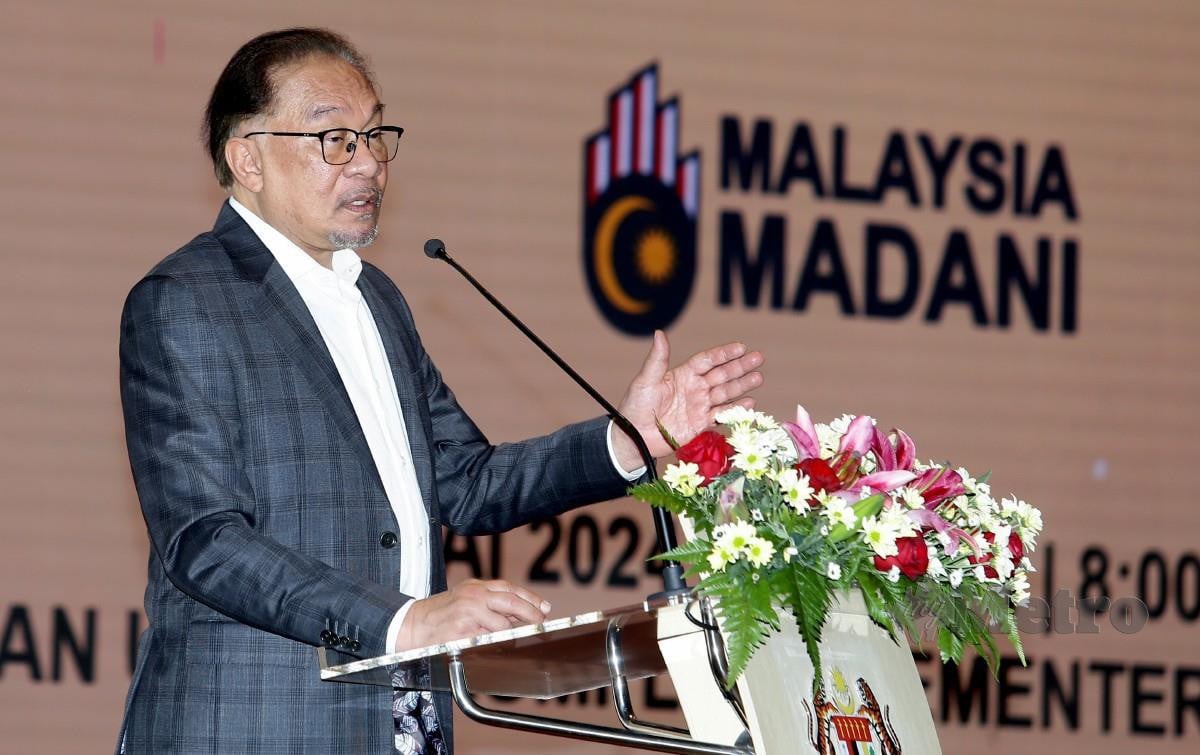 Anwar Ibrahim berucap ketika majlis Perhimpunan Bulanan Bersama Warga Kementerian Kewangan di Putrajaya. FOTO MOHD FADLI HAMZAH