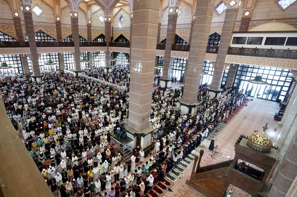 Anwar Ibrahim (tengah) menunaikan solat Sunat Aidiladha di Masjid Putra hari ini. FOTO BERNAMA