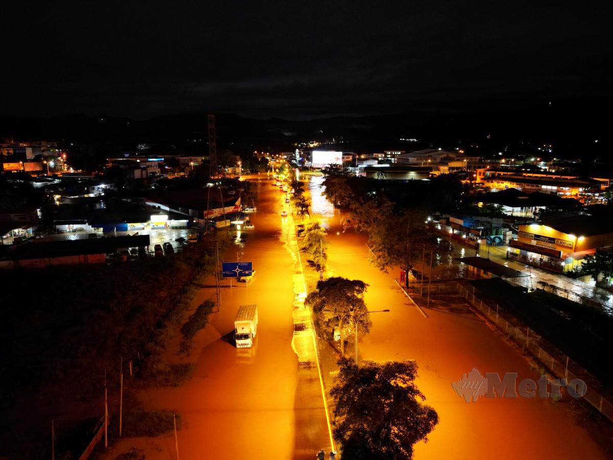 Keadaan banjir kilat yang berlaku di Jalan Pintas Penampang ketika tinjauan dibuat malam tadi. FOTO MOHD ADAM ARININ