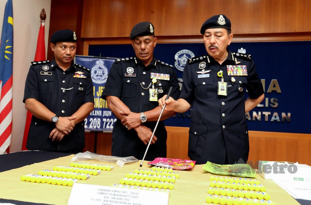 Muhamad Zaki (kanan) bersama pegawainya menunjukkan rampasan pelbagai jenis dadah yang bernilai RM250.000.00 dalam serbuan di hadapan Thai Buddhist Kampung Jubakar, Pengkalan Kubor pada sidang media di IPK Kelantan. FOTO NIK ABDULLAH NIK OMAR