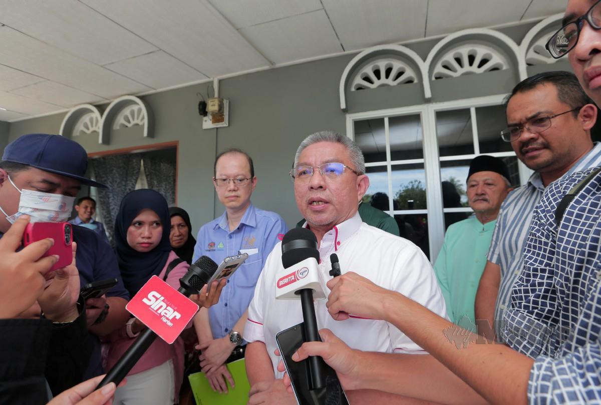 Dr Adham ketika ditemuramah selepas Majlis Penyerahan Pencen Faedah Penakat PERKESO bersama Pengarah PERKESO Negeri Johor kepada waris mangsa kemalangan, Nurul Nazihah (Azie) di Kampung Batu 4, Kota Tinggi, Johor. FOTO NUR AISYAH MAZALAN