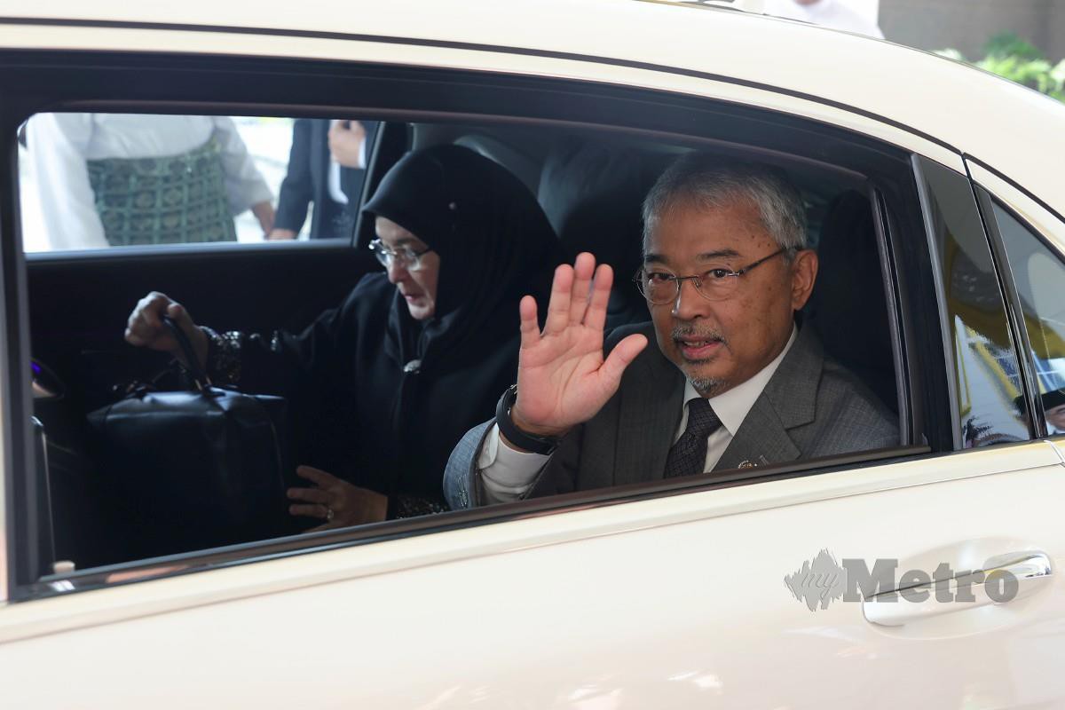 Al-Sultan Abdullah dan Tunku Azizah Aminah Maimunah Iskandariah berkenan berangkat ke Tanah Suci bagi menunaikan ibadah haji di Istana Negara hari ini. FOTO BERNAMA