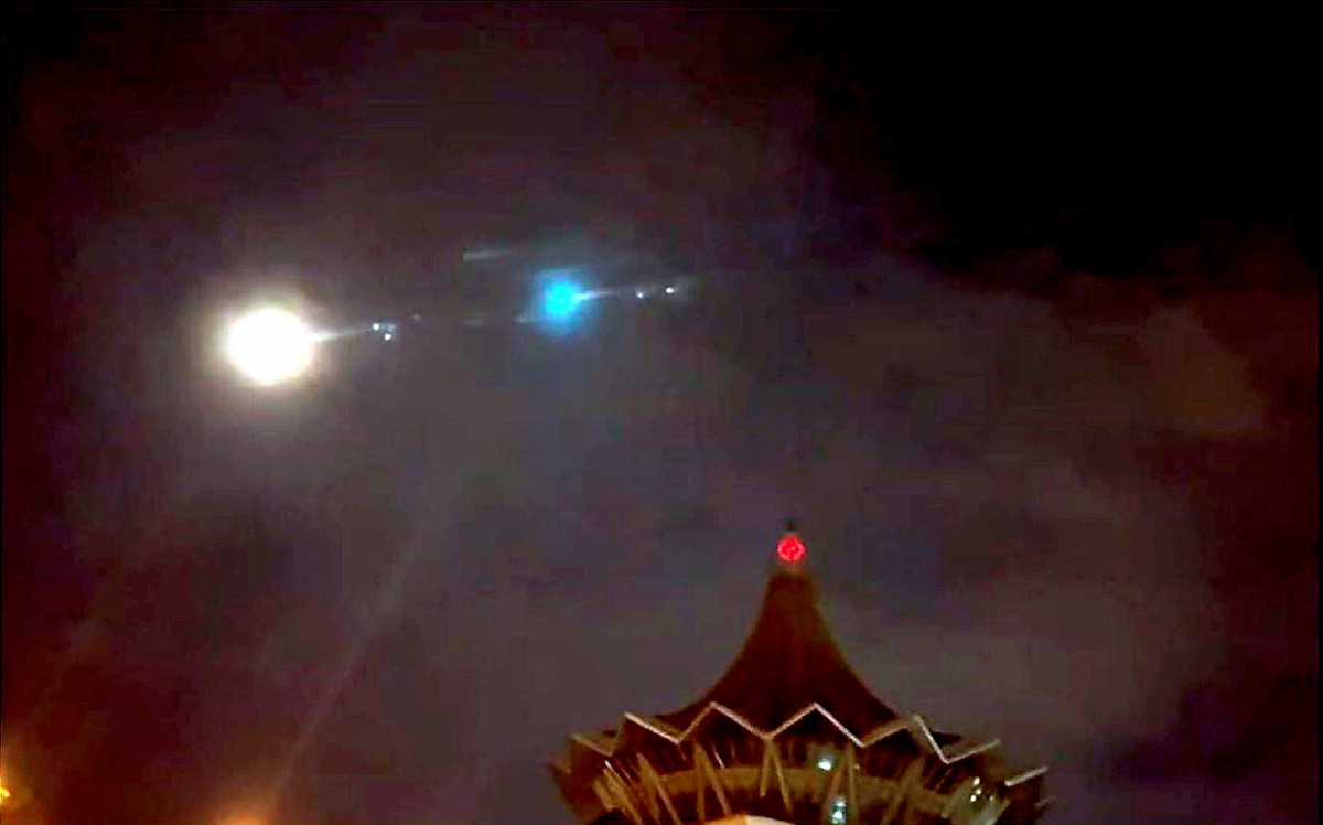 Serpihan roket Long March 5B milik China yang memasuki ruang udara Sarawak. FOTO IHSAN PEMBACA