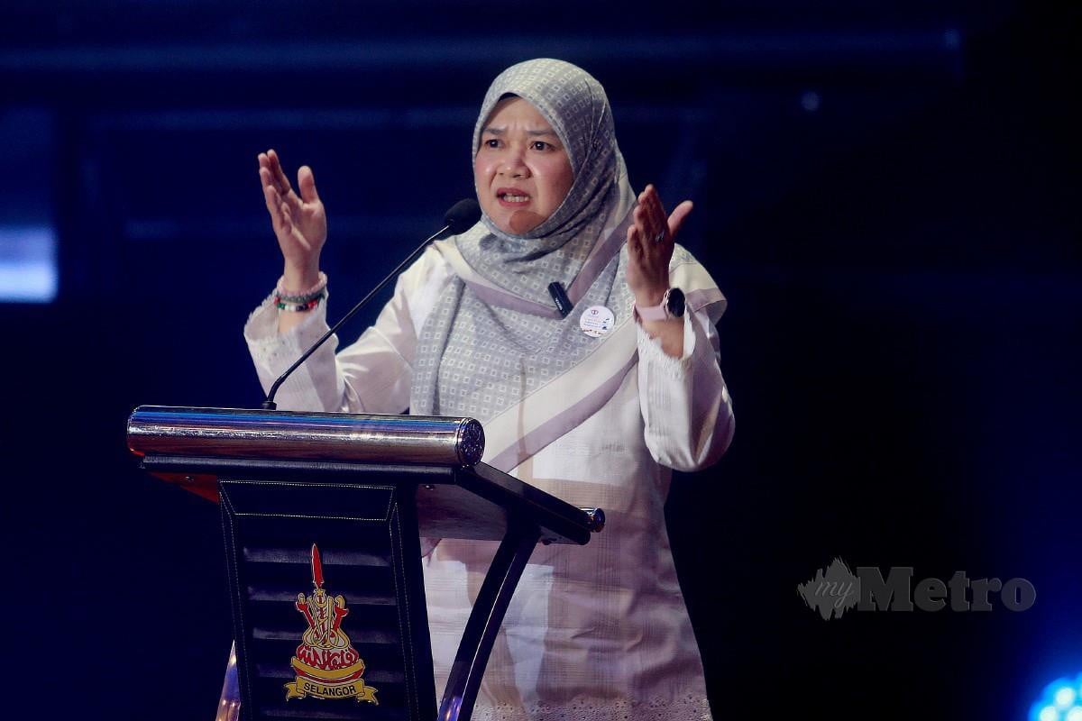 Fadhlina Sidek berucap pada Konvensyen Mengenai Perlindungan Murid Daripada Eksploitasi Seksual di Dewan Jubli Perak, Bangunan Sultan Salahuddin Abdul Aziz Shah, Shah Alam. FOTO FAIZ ANUAR