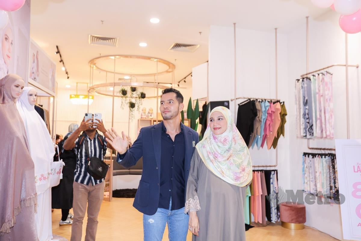 Aliff Syukri dan isteri, Nur Shahida ketika melancarkan Pembukaan Boutique AS Hijab di Nu Sentral, KL Sentral. FOTO FARIZ ISWADI ISMAIL