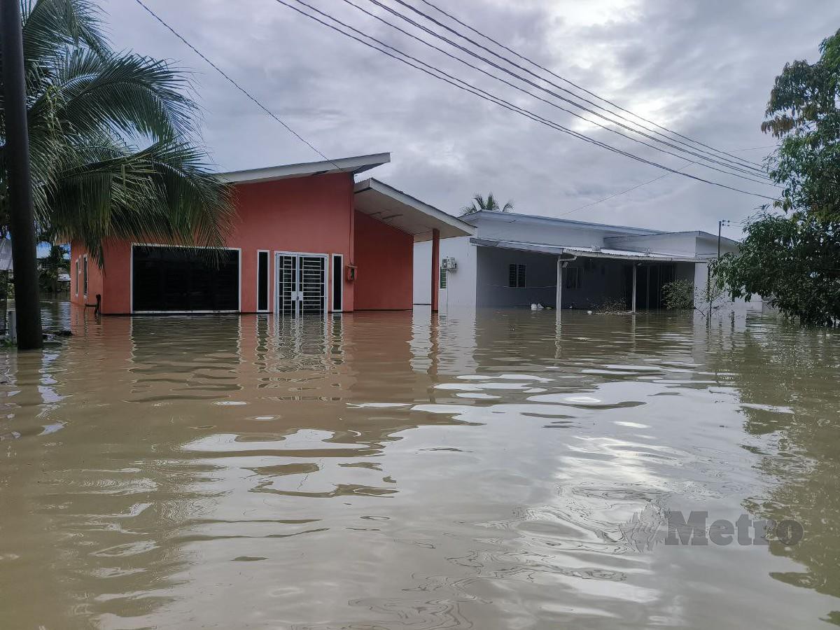 Hujan lebat bermula jam 1 pagi menyebabkan banjir di beberapa penempatan di Kuching hari ini. FOTO MOHD ROJI KAWI