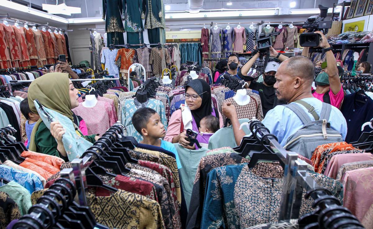 Sharifah Shahirah membawa keluarga asnaf membeli baju raya. ketika majlis pelancaran program Sinar Ramadan KWC dan Agihan Bubur Lambuk bersama Sharifah Shahirah di KWC Fashion Wholesale. FOTO AZIAH AZMEE