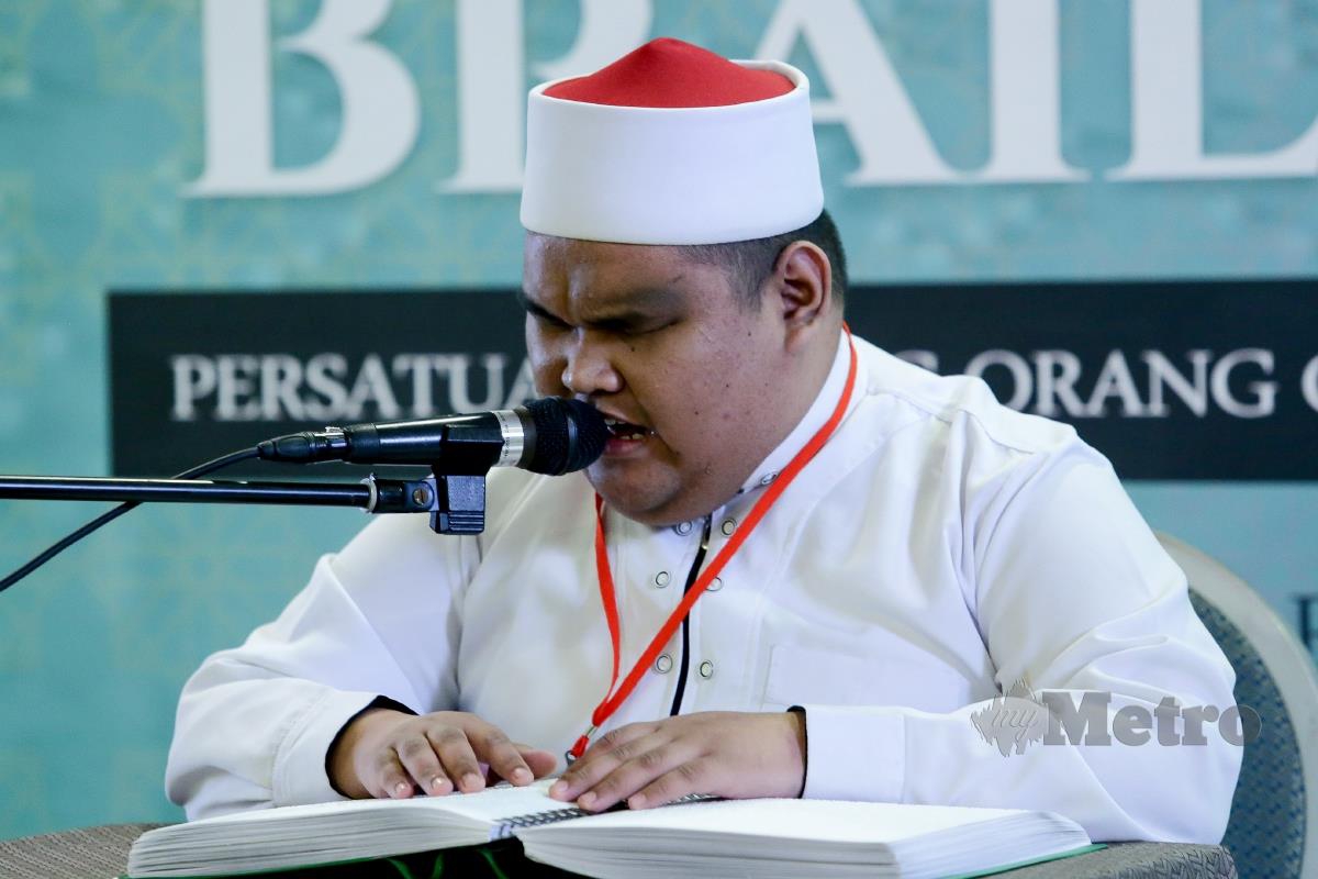 Mohammad Syafiizwan memperdengarkan bacaan beliau pada majlis perasmian penutup Tilawah Al-Quran Braille 2022 di Hotel Pacific Regency. FOTO ASYRAF HAMZAH