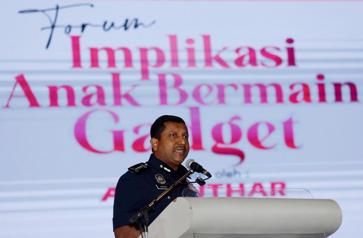 Hussein berucap pada Program Forum Anak Syurga di Ibu Pejabat Polis Kontinjen (IPK) Selangor, hari ini. FOTO BERNAMA