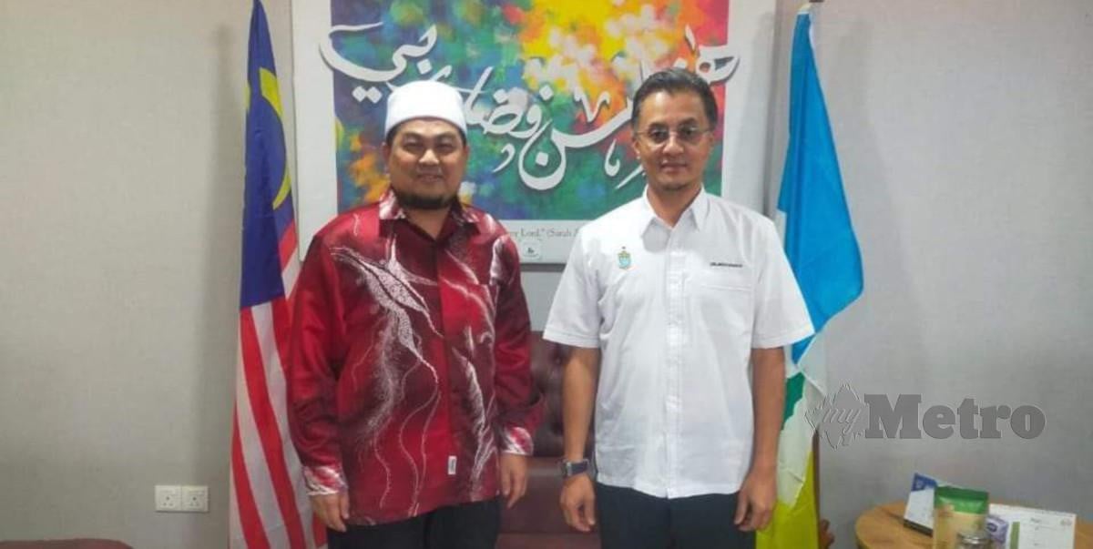 Dr Mohd Sukki Othman (kiri) ketika melawat Timbalan Ketua Menteri 1 Datuk Dr Mohamad Abdul Hamid (kanan). FOTO IHSAN TKM1 