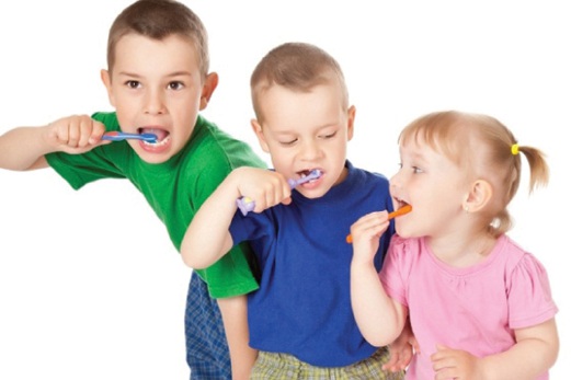 IBU bapa berperanan penting dalam penjagaan gigi anak.