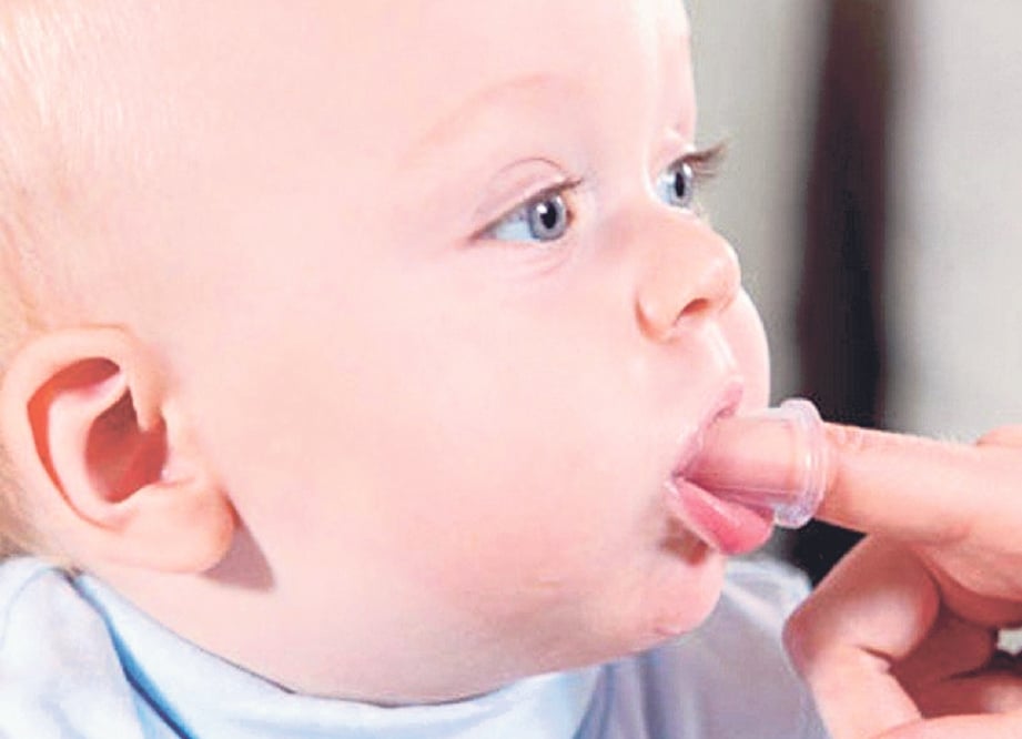 GOSOK gigi bayi apabila gigi pertamanya sudah tumbuh.