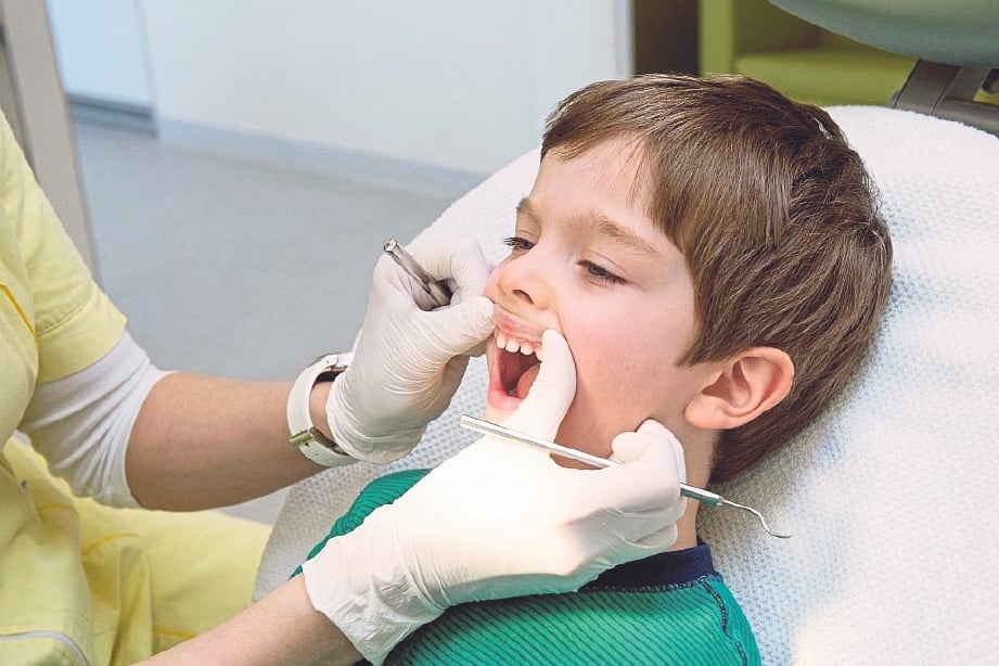 KUNJUNGI doktor gigi setiap enam bulan sekali.