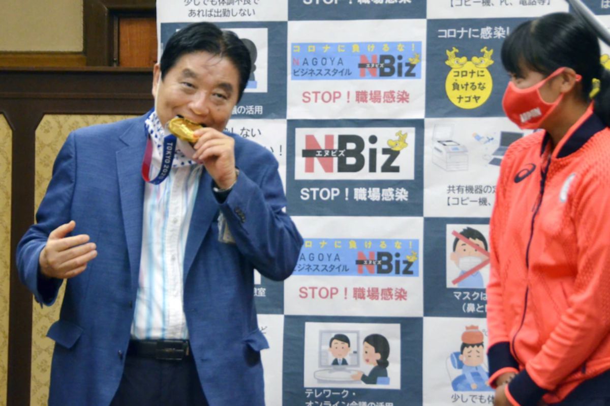 KAWAMURA (kiri) dilihat menggigit pingat emas Miu. FOTO Agensi