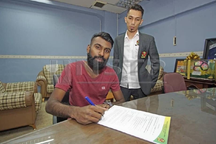 THANABALAN mengikat kontrak selama dua musim bersama KFA untuk saingan aksi Liga Malaysia musim ini sambil disaksikan oleh Setiausaha Eksekutif KFA Shahrul Samsudin. FOTO/IHSAN PERSATUAN BOLASEPAK KEDAH